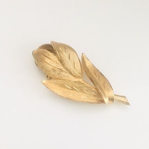 Vintage Women's Statement Gold Tone Floral Rose Brooch Pin